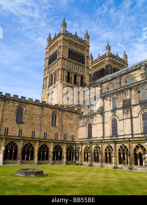 Une vue de la cathédrale de Durham dans le cloître. Le comté de Durham England UK Banque D'Images