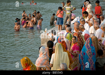 Cérémonie de puja. Shivanand Jhula. Gange. Rishikesh. Uttarakhand. L'Inde Banque D'Images