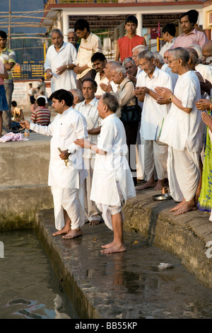 Cérémonie de puja. Shivanand Jhula. Gange. Rishikesh. Uttarakhand. L'Inde Banque D'Images