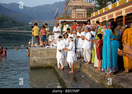 Cérémonie de puja. Shivanand Jhula. Gange. Rishikesh. Uttarakhand. L'Inde Banque D'Images