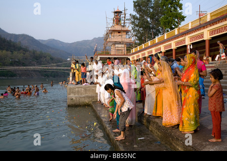 Cérémonie de puja. Shivanand Jhula. Gange. Rishikesh. Uttarakhand. L'Inde Banque D'Images