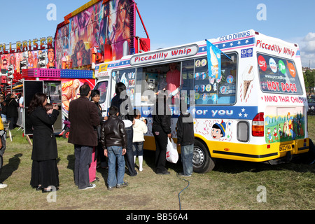 Personnes en attente à une glace van Banque D'Images