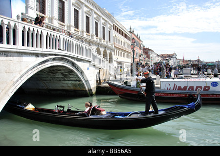 Gondoles sur le Grand Canal, Venice, Venice Province, Région de Vénétie, Italie Banque D'Images