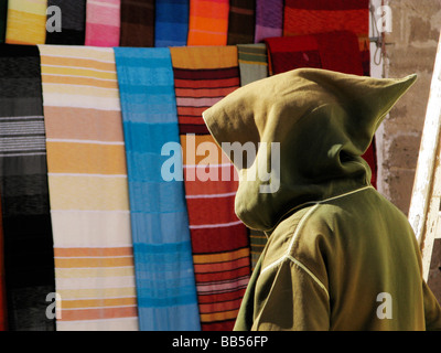 L'homme en tenue de tradition et de tissus à vendre Banque D'Images