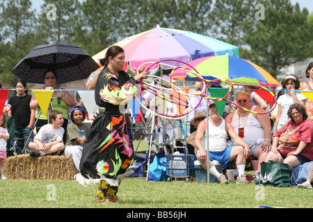 Un Native American hoop dancer au 8e sommet annuel Red Wing PowWow de Red Wing Park, Virginia Beach, Virginie. Banque D'Images