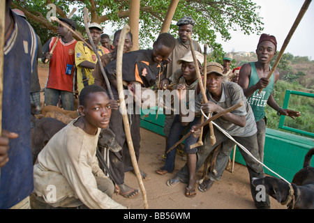 Un groupe de chasseurs passent par Millenium Park sur leur chemin de retour à la fin de la journée. Banque D'Images