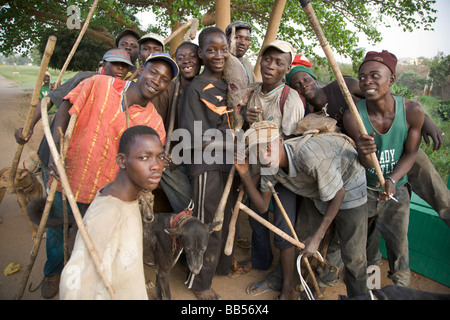 Un groupe de chasseurs passent par Millenium Park sur leur chemin de retour à la fin de la journée. Banque D'Images