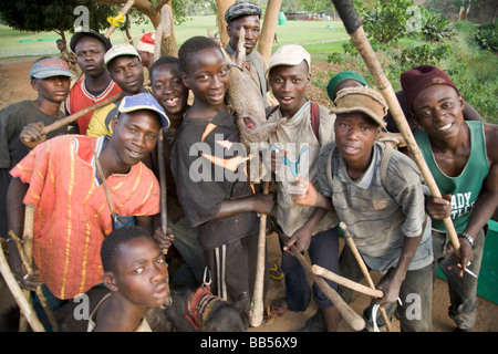 Un groupe de chasseurs passent par Millenium Park sur leur chemin de retour à la fin de la journée. Banque D'Images