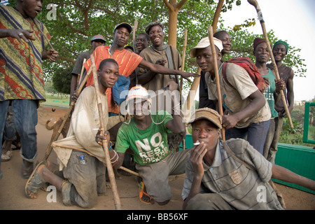 Un groupe de chasseurs passent par Millenium Park sur leur chemin de retour à la fin de la journée. Banque D'Images