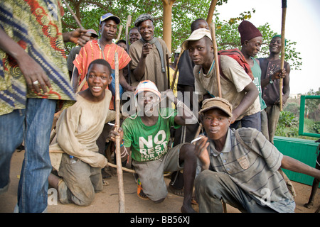 Un groupe de chasseurs passent par Millenium Park sur leur chemin de retour à la fin de la journée. Banque D'Images