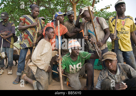 Un groupe de chasseurs passent par Millenium Park sur leur chemin de retour à la fin de la journée. Banque D'Images