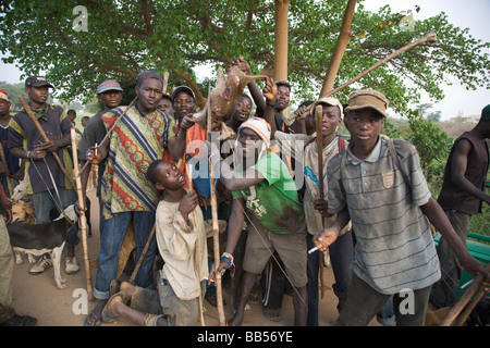 Un groupe de chasseurs passent par Millenium Park sur leur chemin de retour à la fin de la journée. Banque D'Images