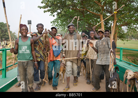 Un groupe de chasseurs passent par Millenium Park sur leur chemin de retour à la fin de la journée. Banque D'Images