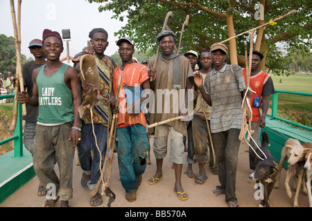 Un groupe de chasseurs passent par Millenium Park sur leur chemin de retour à la fin de la journée. Banque D'Images