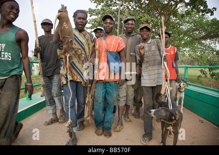 Un groupe de chasseurs passent par Millenium Park sur leur chemin de retour à la fin de la journée. Banque D'Images