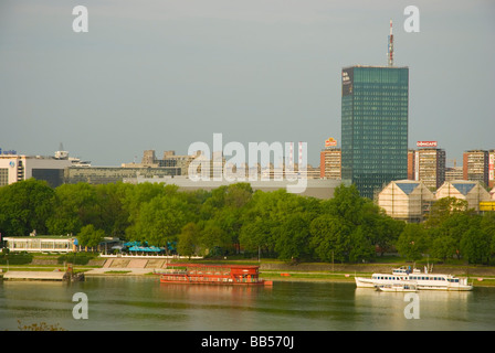 Rivière du Danube avec la nouvelle partie de l'Europe Serbie Belgrade Banque D'Images