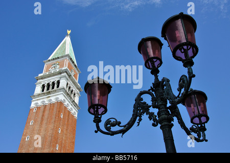 La Campanile, la Place Saint-Marc, Venise, Venise, Vénétie, province de l'Italie Banque D'Images