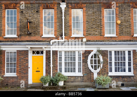 Rangée de maisons sur le Cardinal's Wharf Bankside le long de la rivière Thames Bank Southwark London England Banque D'Images