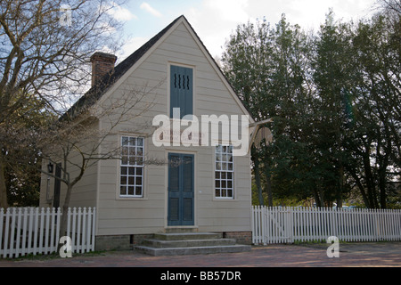 Maisons de style colonial, y compris une boutique de tailleur, bordent les rues de la ville coloniale de Williamsburg, en Virginie. Banque D'Images