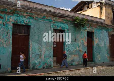 Scène de rue à Antigua Guatemala avec trois personnes à pied Banque D'Images