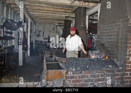 L'atelier du forgeron à Colonial Williamsburg, Virginie. Banque D'Images