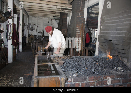 L'atelier du forgeron à Colonial Williamsburg, Virginie. Banque D'Images