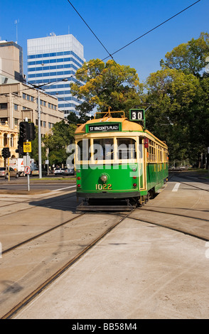 Melbourne Australie / Un tramway Melbourne vintage voyage le long d'une rue à Melbourne Victoria en Australie. Banque D'Images
