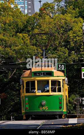 Melbourne Australie / Un tramway Melbourne vintage voyage le long d'une rue de ville de Melbourne Victoria en Australie. Banque D'Images
