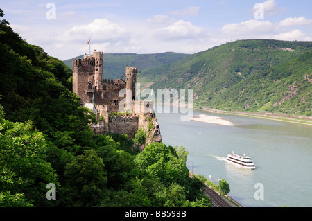 Le château de Burg Rheinstein aller-retour sur le Rhin, Allemagne Banque D'Images