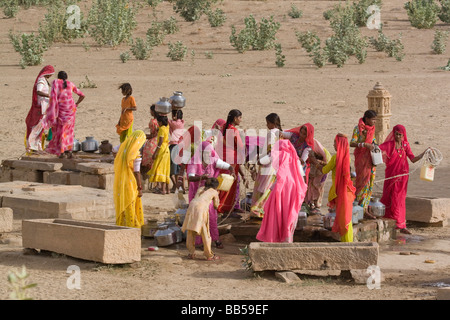 Inde Rajasthan La Mazurie les femmes et les filles portant de l'eau du puits au village Banque D'Images