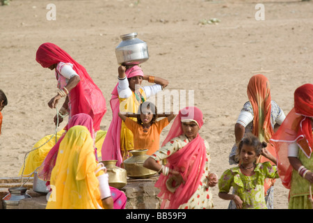 Inde Rajasthan La Mazurie les femmes et les filles portant de l'eau du puits au village Banque D'Images