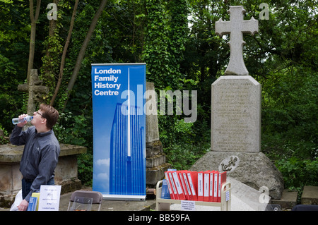 Un membre de la société généalogique assoiffées des boissons sur son échoppe à côté de tombes et monuments commémoratifs lors du cimetière Nunhead ouvrir-jour Banque D'Images