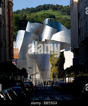 Entrée du Musée Guggenheim Bilbao et chien de la rue aux fleurs Banque D'Images