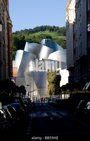 Entrée du Musée Guggenheim Bilbao et chien de la rue aux fleurs Banque D'Images