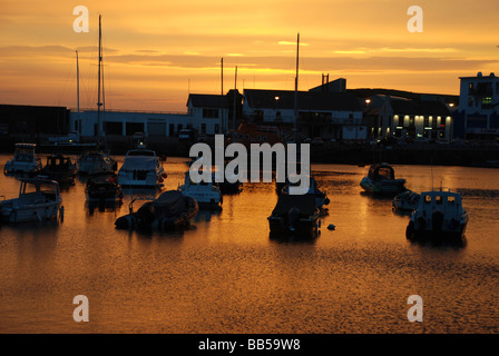 Royaume-uni Irlande du Nord dans le comté d'Antrim Portrush le port au coucher du soleil Banque D'Images