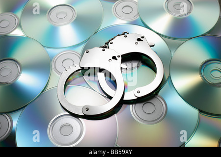 Handschellen liegend auf CD handcuff Banque D'Images