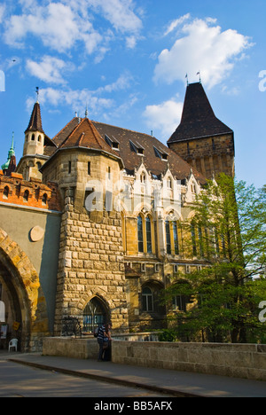 Château Vajdahunyad Var Varosliget dans le parc de la ville à Budapest Hongrie Europe Banque D'Images