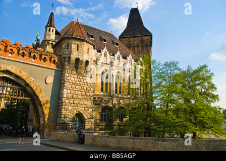 Château Vajdahunyad Var Varosliget dans le parc de la ville à Budapest Hongrie Europe Banque D'Images