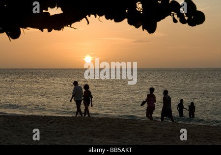 La maison le long d'une plage tropicale déserte alors que le soleil se couche sur une mer d'or, de la Grenade, des Caraïbes. Banque D'Images