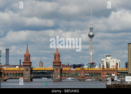 Berlin Allemagne L'Oberbaumbrücke (Oberbaum bridge) enjambe la rivière Spree connexion Friedrichshain Kreuzberg & Banque D'Images