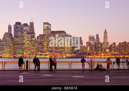 Aux personnes bénéficiant d'une vue sur Lower Manhattan skyline, New York City. Banque D'Images