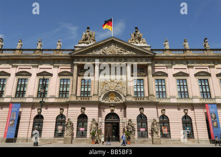 Berlin Allemagne extérieur de musée d'histoire allemande Deutsches Historisches Museum sur l'Unter den Linden Banque D'Images