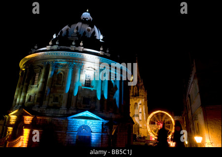 L'éclat des lumières sur la Radcliffe Camera à Oxford à une boule qui peut prendre part à chaque année avec divers collèges impliqués Banque D'Images