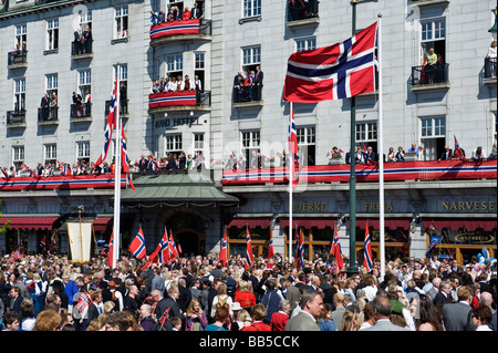 Célébration de la journée nationale à Oslo, Norvège. Les gens qui regardent le défilé. Banque D'Images