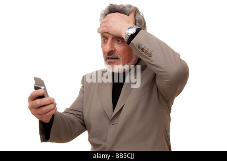 L'homme surpris par message texte Banque D'Images