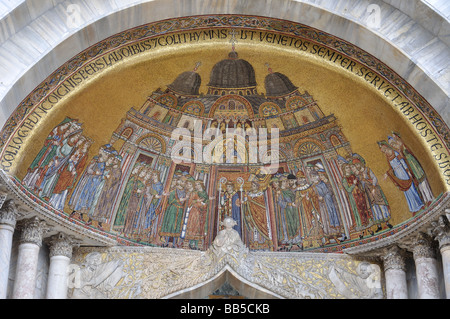 Mosaïque d'entrée, de la Basilique St Marc, la Place Saint-Marc, Venise, Venise, Vénétie, province de l'Italie Banque D'Images