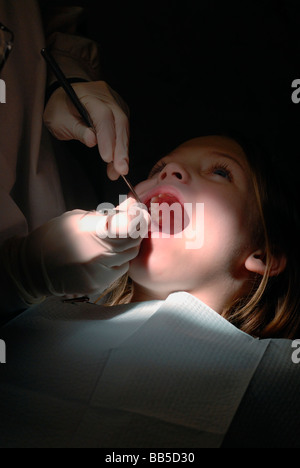 Fille de 9 ans se faire nettoyer les dents Banque D'Images