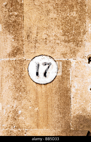 Numéro de maison '17' peint sur mur dans la ville de Bath, Angleterre, Royaume-Uni. Banque D'Images