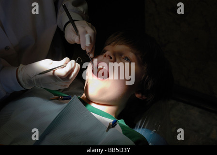 Un garçon de 11 ans dans la chaire de dentistes Banque D'Images