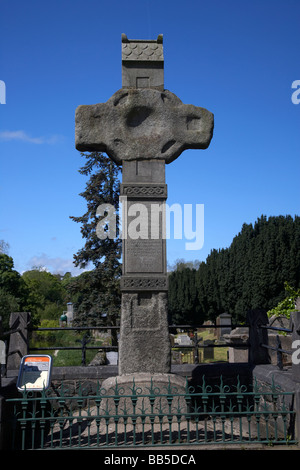 Celtic croix de granit haut de Dromore dans l'enceinte de la cathédrale de dromore déplacé de sa position initiale sur le marché Banque D'Images
